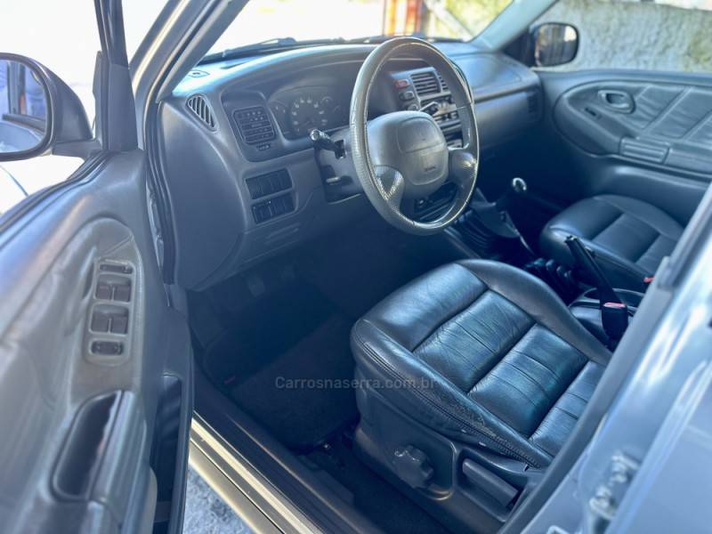 CHEVROLET - TRACKER - 2001/2001 - Prata - R$ 40.000,00