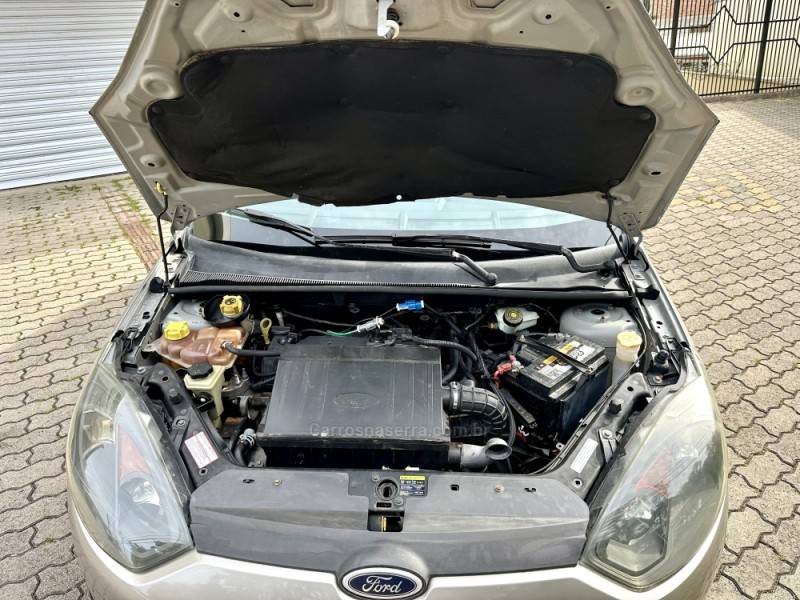 FORD - FIESTA - 2012/2012 - Bege - R$ 27.500,00