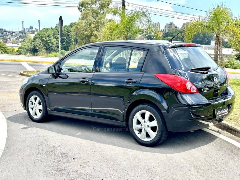NISSAN - TIIDA - 2012/2013 - Preta - R$ 37.900,00