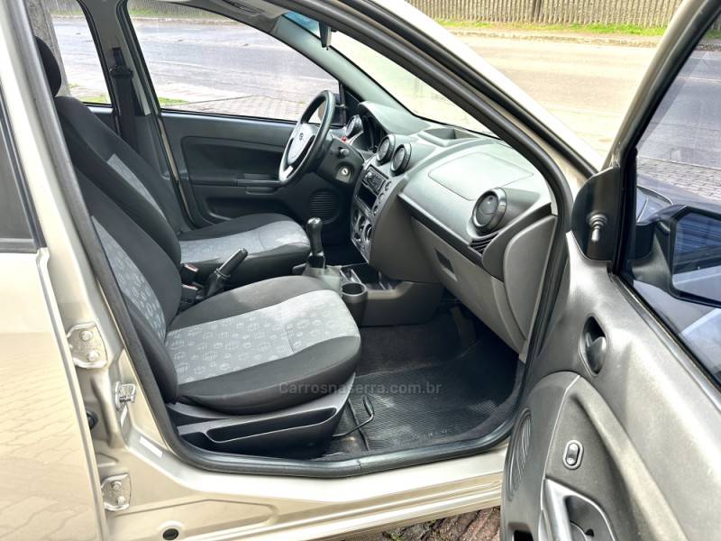 FORD - FIESTA - 2012/2012 - Bege - R$ 27.500,00