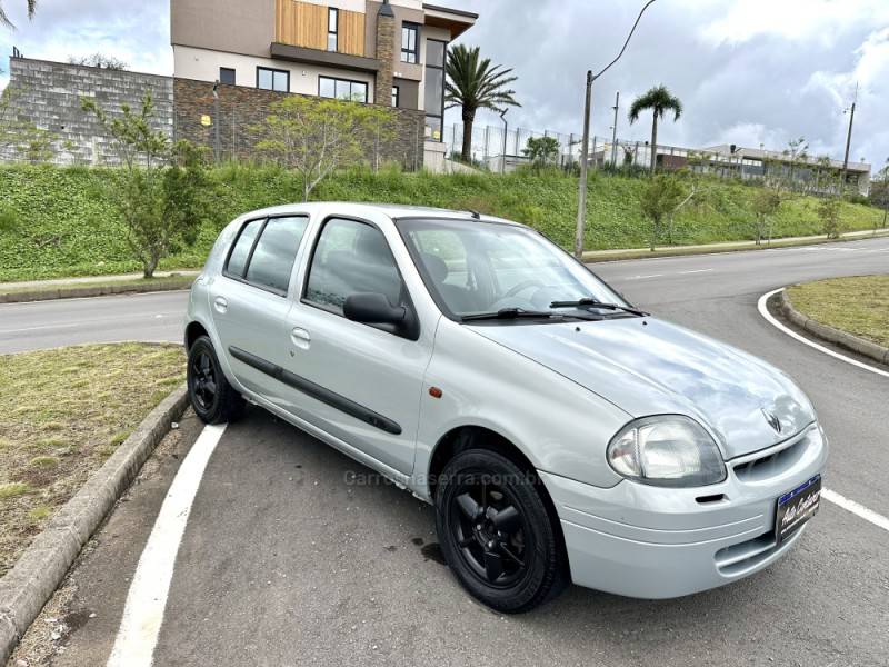 RENAULT - CLIO - 2002/2003 - Prata - R$ 12.900,00