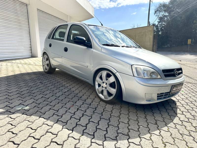 CHEVROLET - CORSA - 2005/2006 - Prata - R$ 23.900,00