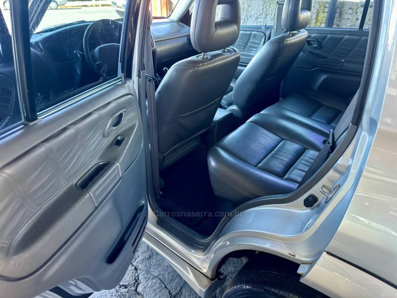 CHEVROLET - TRACKER - 2001/2001 - Prata - R$ 40.000,00