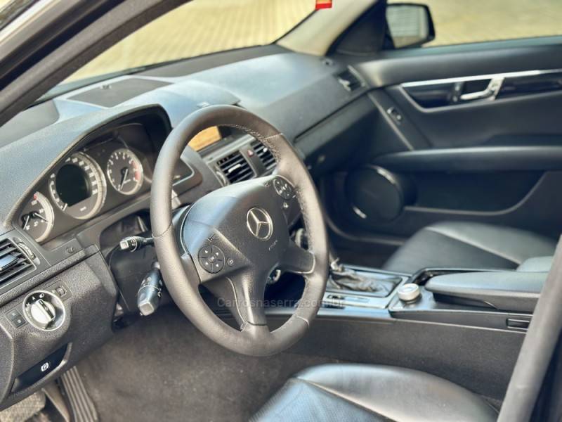MERCEDES-BENZ - C 180 K - 2010/2011 - Preta - R$ 59.900,00