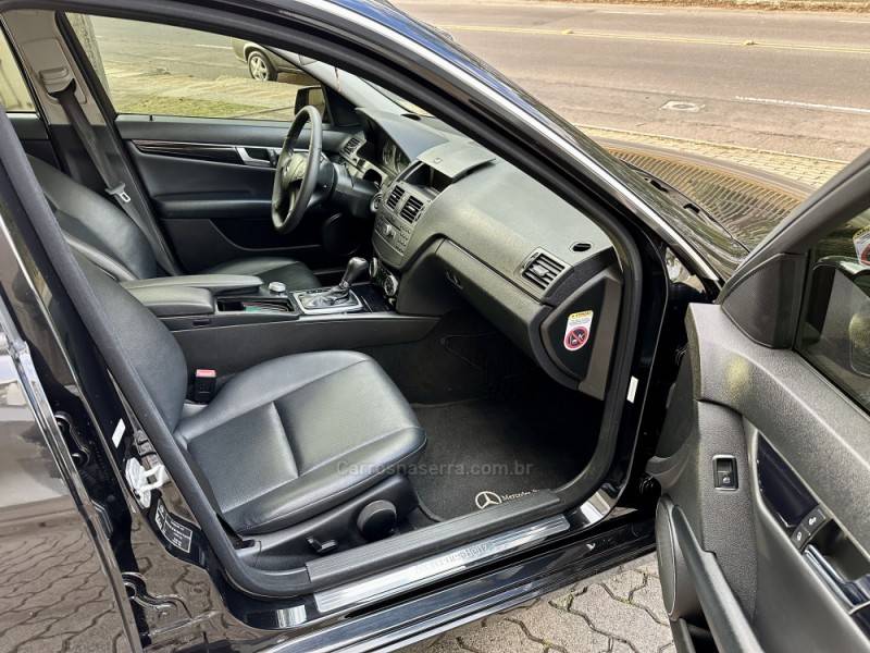 MERCEDES-BENZ - C 180 K - 2010/2011 - Preta - R$ 59.900,00