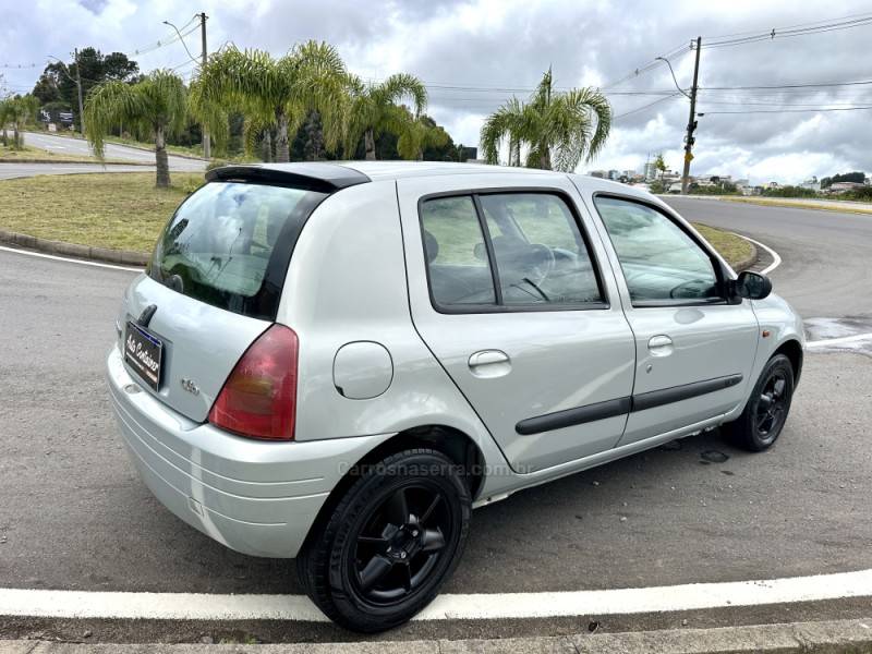 RENAULT - CLIO - 2002/2003 - Prata - R$ 12.900,00