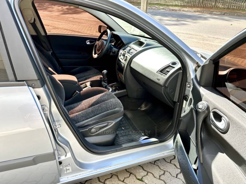 RENAULT - MÉGANE - 2007/2008 - Prata - R$ 23.900,00
