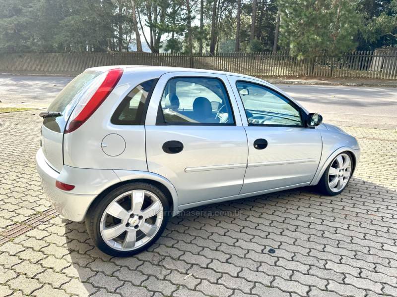 CHEVROLET - CORSA - 2005/2006 - Prata - R$ 23.900,00